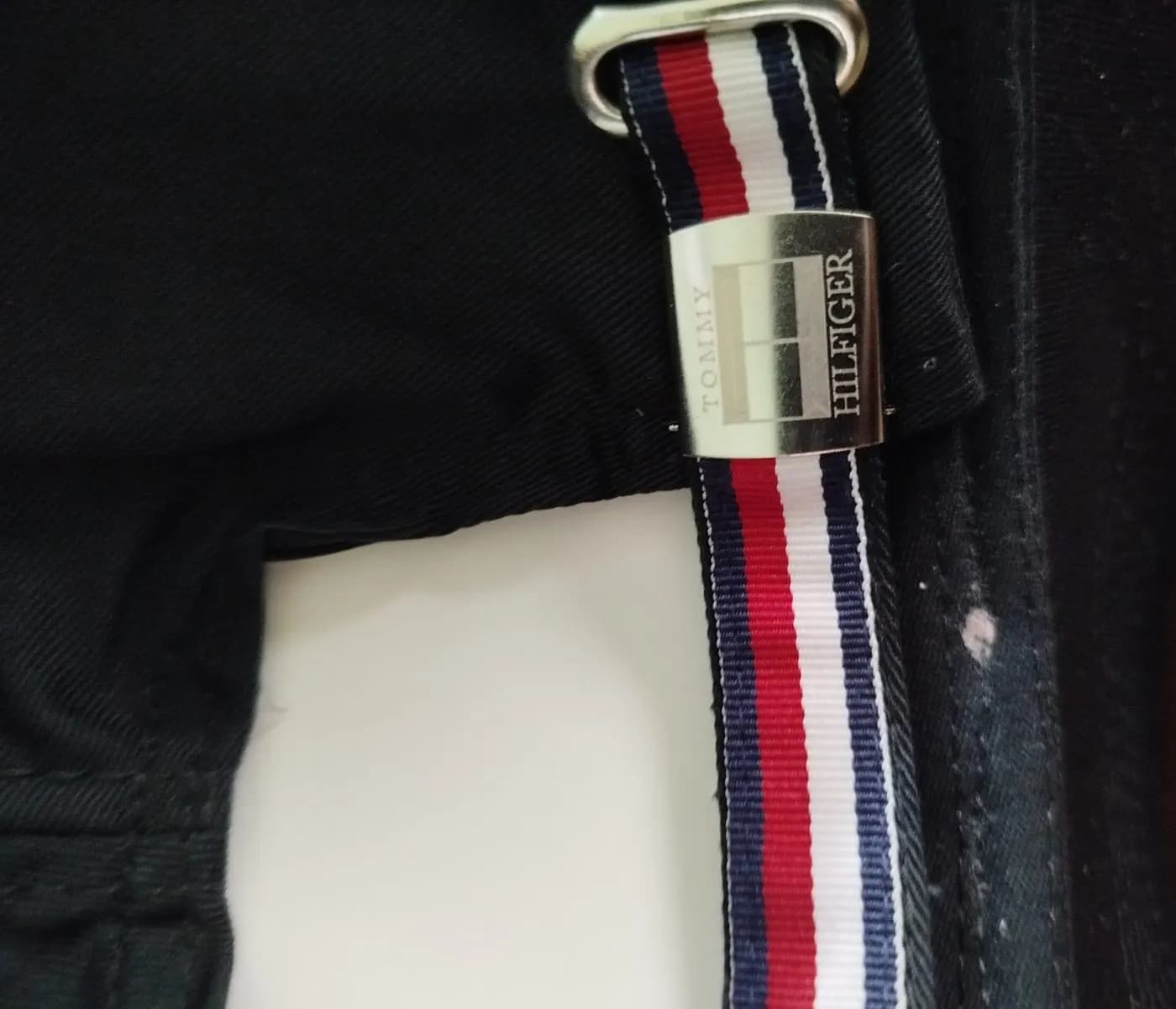 TOMMY  HILFIGER BLACK &  RED DESIGNING PREMIUM CAP — detail shot